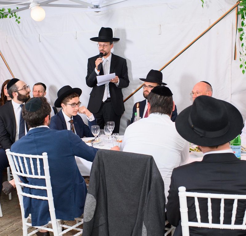 Rabbi Moshe Halpern delivering a drasha